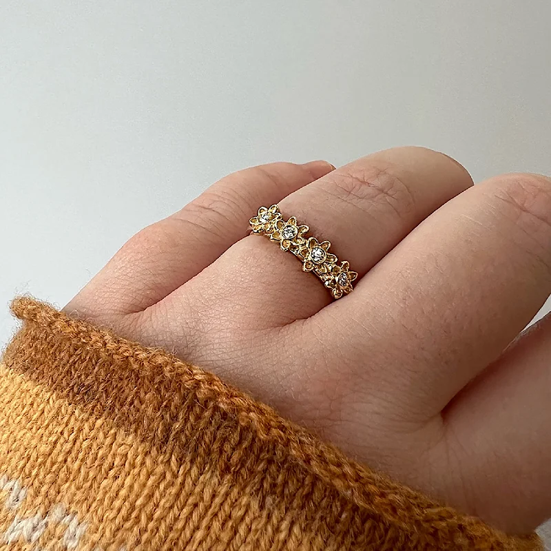 Pear - Shaped Engagement Rings in Yellow Gold with a Diamond - Encrusted BandDiamond Daisies 4-flower Ring in 9ct Yellow Gold