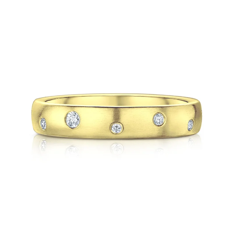 Moissanite - Set Wedding Bands in Yellow Gold for a Sparkling and Ethical Alternative to DiamondsTraditional 12-diamond 4mm Constellation Ring in 18ct Yellow Gold